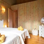 Ravissante Bois Avec Piscine Chauffee Casa de Férias