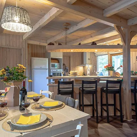 Holiday home Ravissante Bois Avec Piscine Chauffee